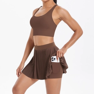 Ensemble de yoga marron deux pièces avec brassière croisée et jupe plissée à poches