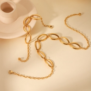 Dettaglio della collana a catena ovale dorata con chiusura a moschettone e sfera