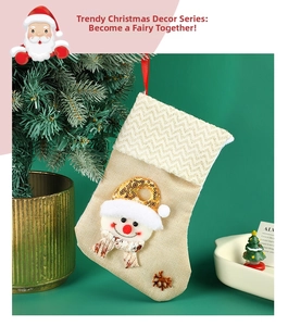 Détail de la chaussette de Noël en lin beige avec motif bonhomme de neige et paillettes
