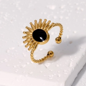 Bague ajustable en acier doré avec motif soleil et incrustation de pierre noire