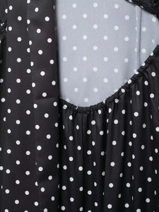 Detail des Polka-Dot-Kleides mit elastischem Smokstoff und Nahtstruktur im Fokus