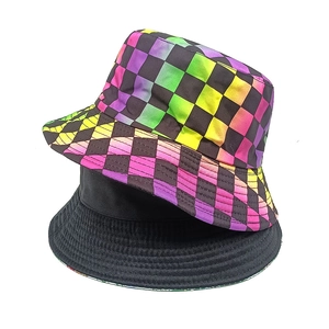Détail d'un chapeau bob à damier arc-en-ciel et noir montrant la texture du tissu