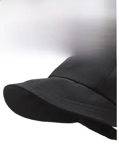 Détail du bord d'un chapeau de soleil noir avec coutures parallèles pour une forme renforcée