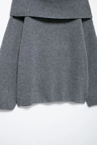 Détail de la maille côtelée gris foncé et du col rabattu du pull à épaules dénudées