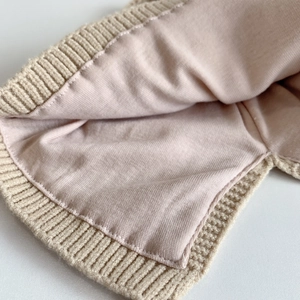 Süße gestrickte Baby-Wintermütze mit zweilagigem Stoff und warmem Gehörschutz-Design