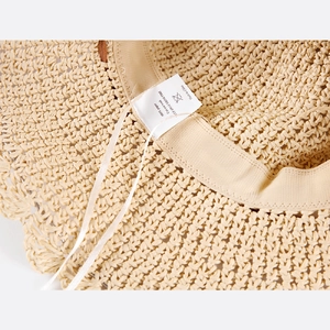 Détail intérieur du chapeau en paille de papier avec bandeau et étiquette d'entretien