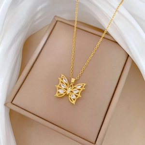 Détail du pendentif papillon doré ajouré serti de zircons marquises sur boîte à bijoux