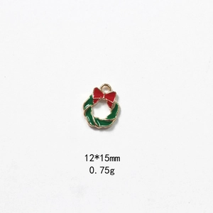 Detailed view of green Christmas wreath alloy charm with red bow and size parameters