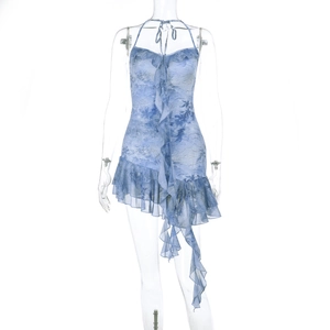 Détail de la robe fleurie bleu clair avec volants et design dos nu licou
