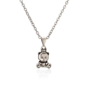 Collana punk argento con ciondolo orso corona e cuore su sfondo bianco minimalista