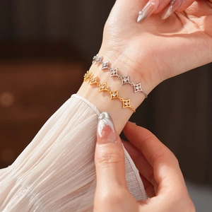 Détail de bracelets étoile plaqués or 18 carats avec zircons brillants en or et argenté
