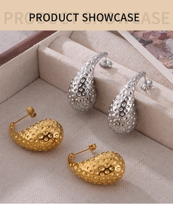 Détail de boucles d'oreilles goutte or et argent avec texture martelée unique