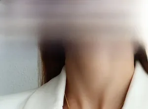 Vue détaillée du collier avec pendentif lettre B plaqué or 18 carats porté par un mannequin