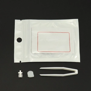 Vue détaillée du grillz hip-hop avec motif croix plus pincettes et barre de silicone