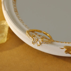 Makroaufnahme Goldener Schmetterlingsring mit Zirkonia-Steinen und verstellbarer Schiene
