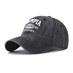 Détail de la casquette de baseball gris foncé lavé avec broderie 3D blanche