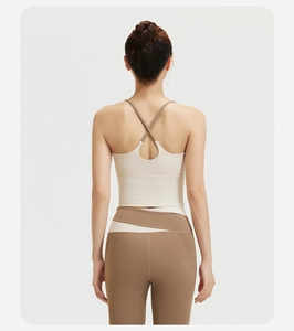 Rückansicht eines cremefarbenen Yoga-Tops mit Kreuzgurten und braunen High-Waist-Leggings