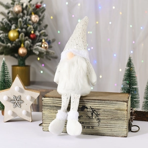Nahaufnahme eines weißen nordischen Weihnachtswichtels mit Pailletten und weichem Kunstfell
