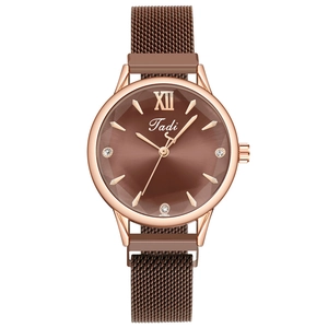 Détail du cadran brun avec index en cristal et bracelet en maille à boucle magnétique