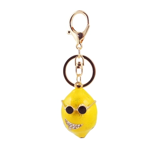 Simpatico portachiavi a limone giallo con occhiali da sole neri e sorriso di strass