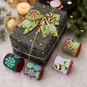 Nahaufnahme von Weihnachts-Leinenimitat-Bändern mit Pfefferminzmuster und Glitzerdetails