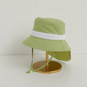 Détail d'un chapeau de soleil vert clair à séchage rapide avec maille et protège-nuque