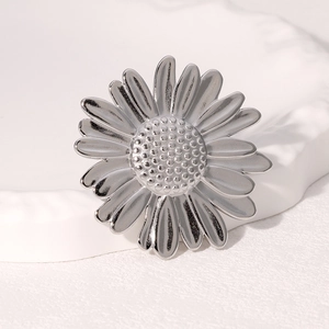 Détail macro de la bague tournesol argentée avec pétales multicouches et cœur texturé