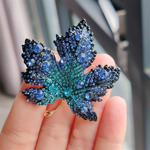 Elegant Maple Leaf Brooch Alloy Rhinestone Crystal Gradient Luxury Pin Jewelry For Women Suit Coat Clothing Accessory