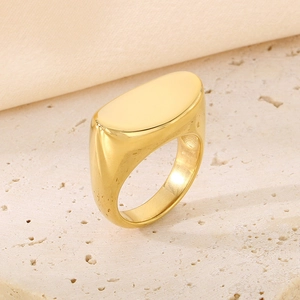 Dettaglio di un anello a sigillo ovale piatto in acciaio inossidabile placcato oro 18k