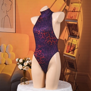 Vue détaillée d'un body léopard avec col montant et dos nu en rouge-violet