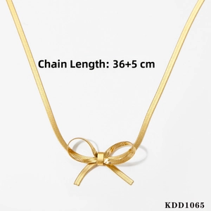Détail du collier chaîne serpent dorée avec pendentif nœud et mesure de 36+5CM de long