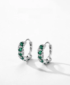 Détail d'une boucle d'oreille en argent S925 avec pierre précieuse marquise vert émeraude