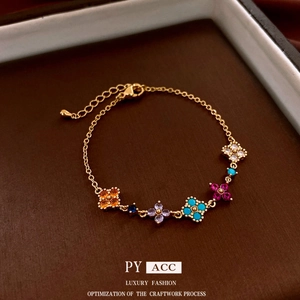 Bracciale placcato oro 18K con cinque fiori di quadrifoglio in zircone colorato su catena