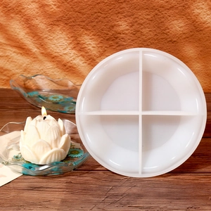 Vista macro di uno stampo rotondo in silicone a 4 scomparti per sottobicchieri in resina