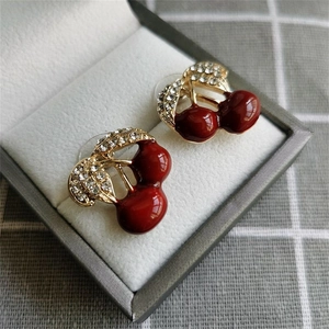 Élégantes boucles d'oreilles cerises rouges dorées avec feuilles en cristal