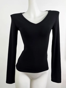 T-shirt noir ajusté pour femme avec col en V et manches longues en tissu modal côtelé