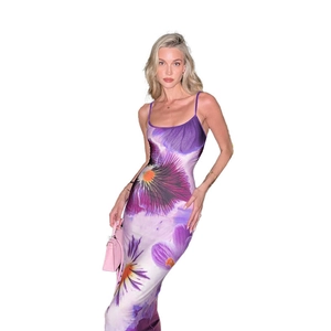 Robe longue moulante violette à fleurs avec fines bretelles pour un style de vacances