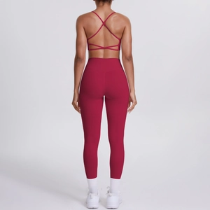 Détail de l'ensemble legging bordeaux et brassière de sport à dos croisé pour le fitness