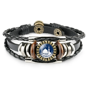 Détail du bracelet en cuir noir multicouche avec cabochon de mosquée et perles en métal