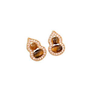 Boucles d'oreilles gourde en pierre œil de tigre dorée avec des accents de zircons brillants