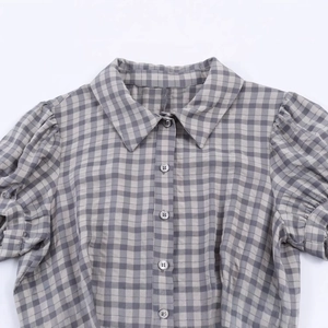 Chemise à carreaux gris et blanc à manches bouffantes avec col boutonné classique