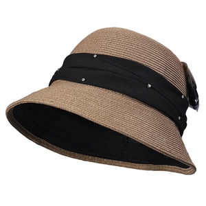 Eleganter Sonnenhut aus Stroh für Damen mit schwarzem Plissee-Band und Perlenverzierung