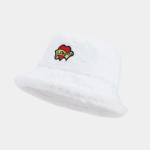 Vue détaillée du chapeau bob en fausse fourrure blanche avec broderie LOVE et texture douce
