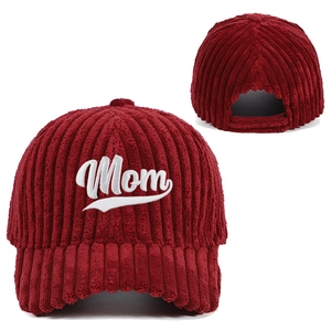 Détail de casquette de baseball en velours côtelé bordeaux avec broderie Mom blanche