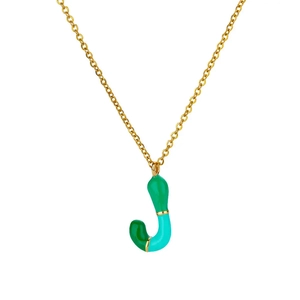 Dettaglio della collana con pendente lettera J, catena dorata e smalto colorato