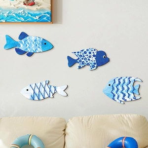Set de cuatro peces decorativos de madera azul para colgar en pared estilo náutico