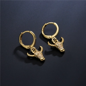 Pendientes de cabeza de toro chapados en oro 18K con circonitas brillantes de diseño