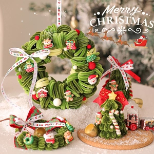 Ghirlanda di Natale e mini alberi fatti a mano in scovolini di velluto verde per decori