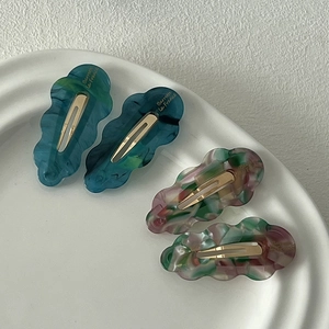 Lot de quatre barrettes à cheveux ondulées en acétate avec texture marbrée