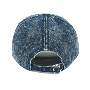 Détail de la boucle en métal réglable et texture denim d'une casquette de baseball